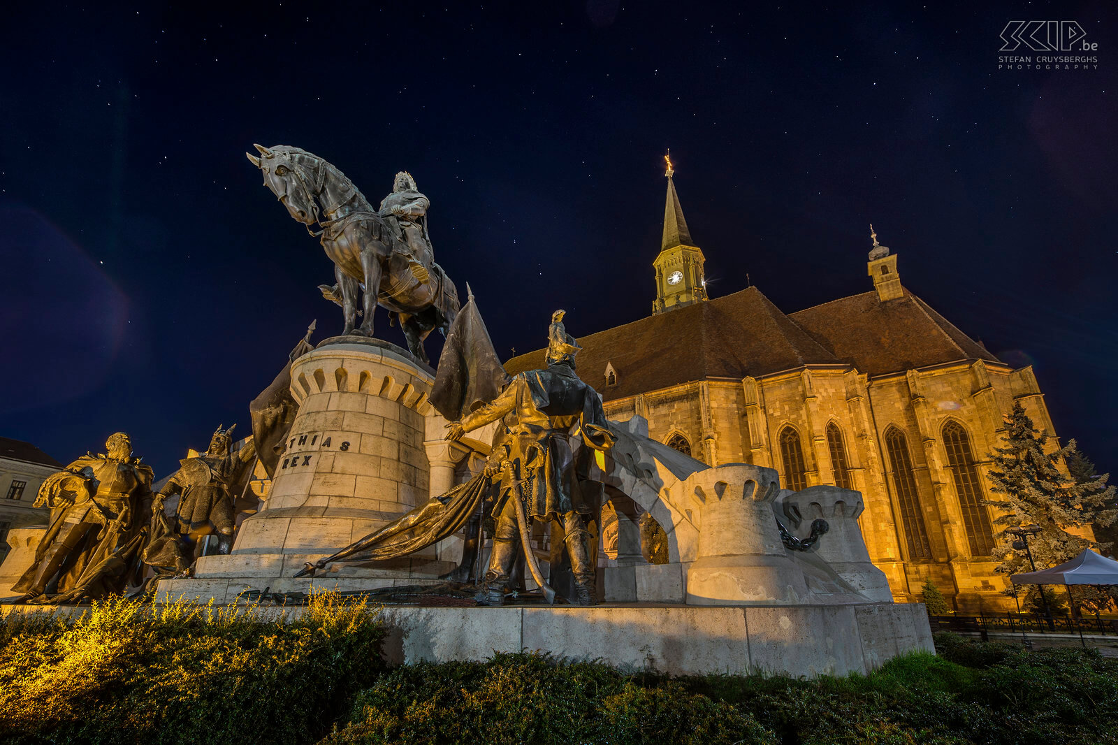 Cluj-Napoca - Monument voor Matthias Corvinus Op het plein naast de St. Michaelskerk staat het bronzen monument voor Matthias Corvinus. Matthias Corvinus was koning van Hongarije en Kroatië van 1458 tot 1490. Stefan Cruysberghs